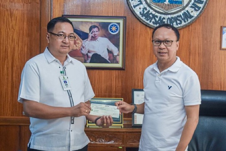 Gov. Ben Evardone received the P300,000 donation from Landbank of the Philippines